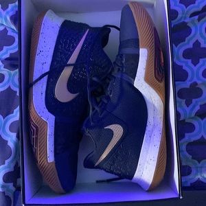 They only have been worn 2xs they are a size 11, Kyrie’s blue, gold